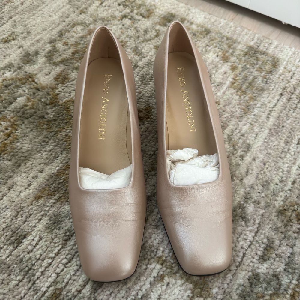 Enzo Angiolini 7.5 chunky heel dress shoes. Gold/Beige color.